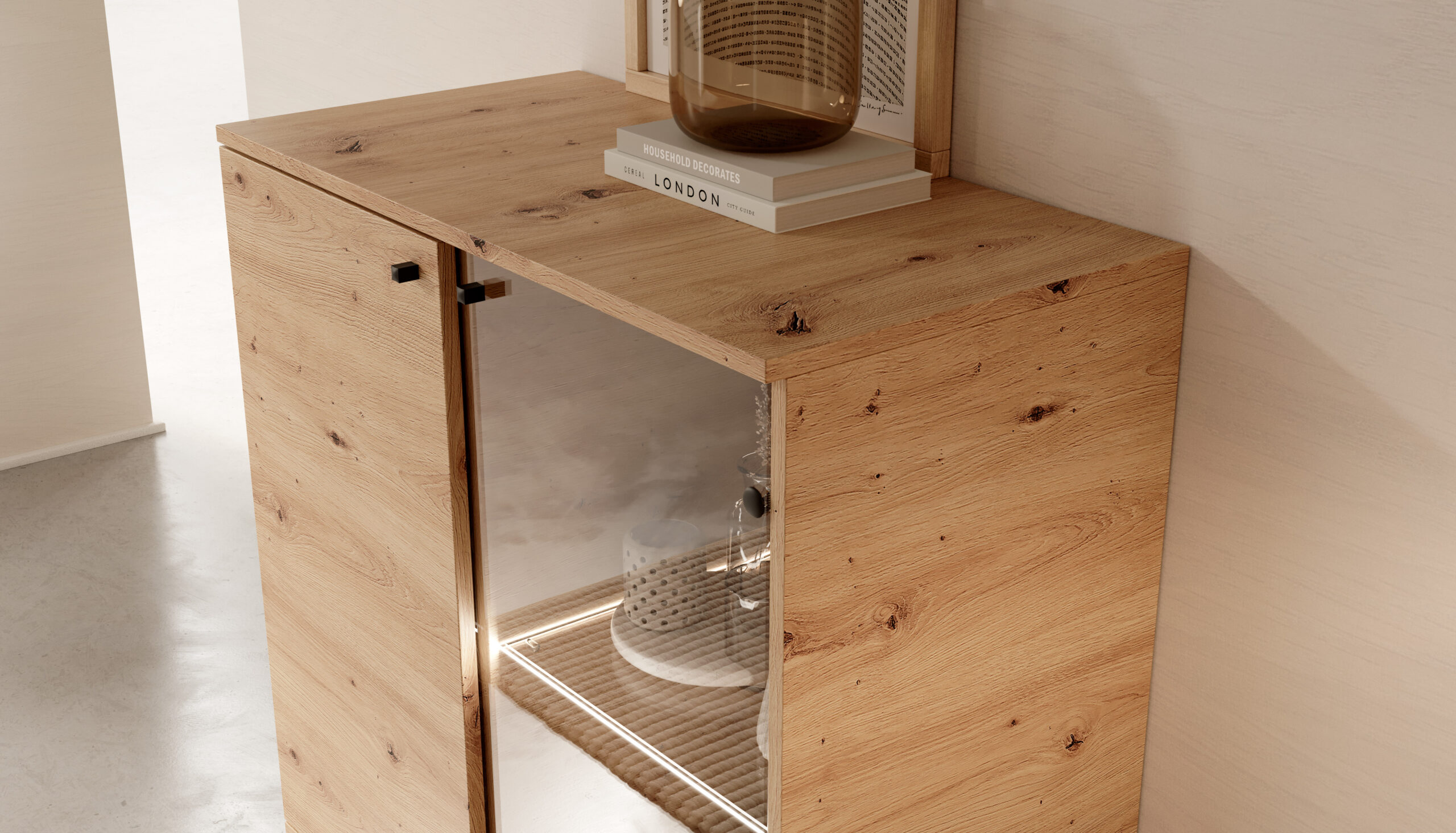 Vitrines szekrény alacsony kivitelben, faajtó és üvegajtó kombinációval, LED hangulatfénnyel